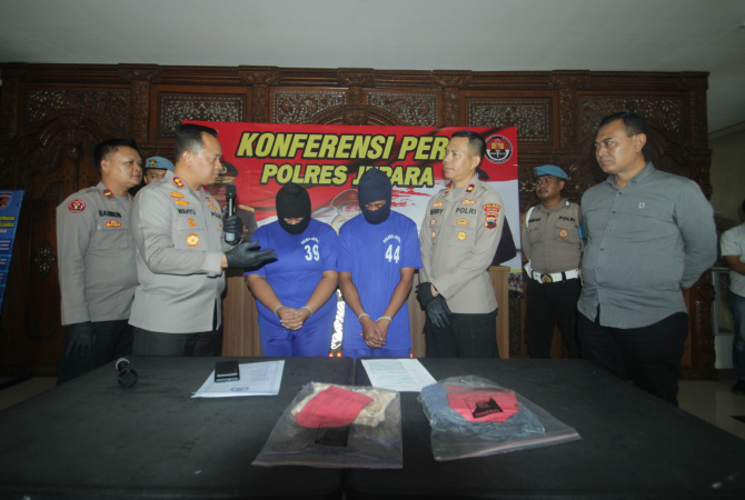 BEJAT: NG dan NP, pasutri asal Pakisaji yang mencabuli gadis 17 tahun dihadirkan dalam konferensi pers di Mapolres Jepara pada Selasa (16/3). (MOH. NUR SYAHRI MUHARROM/RADAR KUDUS)