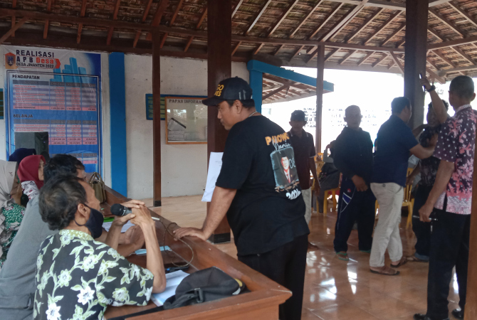 DATANGI: Sekelompok warga Desa Jinanten, Sale mendatangi balai desa Jinanten pada Selasa (13/6). (VACHRY RINALDY L/RADAR KUDUS)