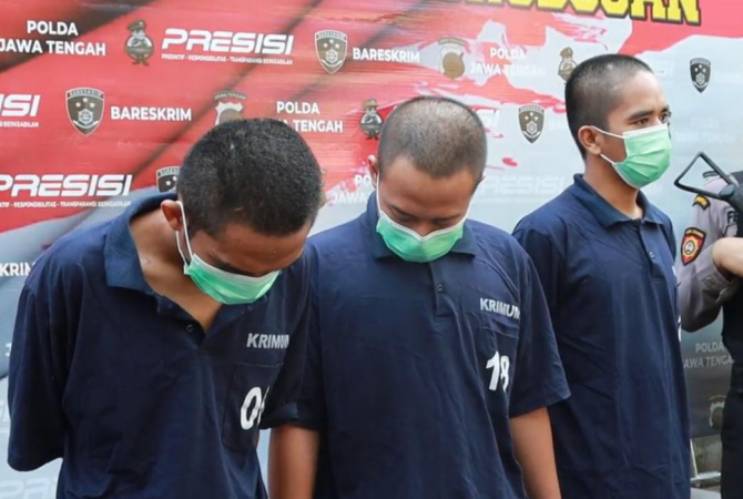 DIBEKUK: Tiga pemuda asal Semarang diamankan Polres Grobogan usai jual pacarnya melalui aplikasi MiChat. (SIROJUL MUNIR/RADAR KUDUS)