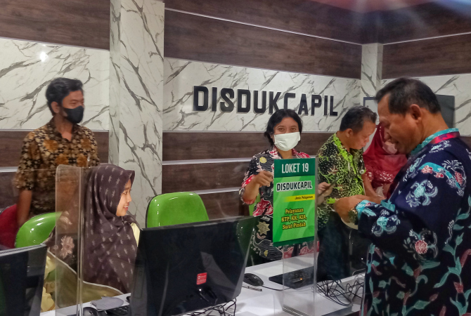 PELAYANAN: Petugas Dindukcapil Rembang tengah melayani pengunjuang di Mal Pelayanan Publik baru-baru ini. (VACHRI RINALDY L/RADAR KUDUS)