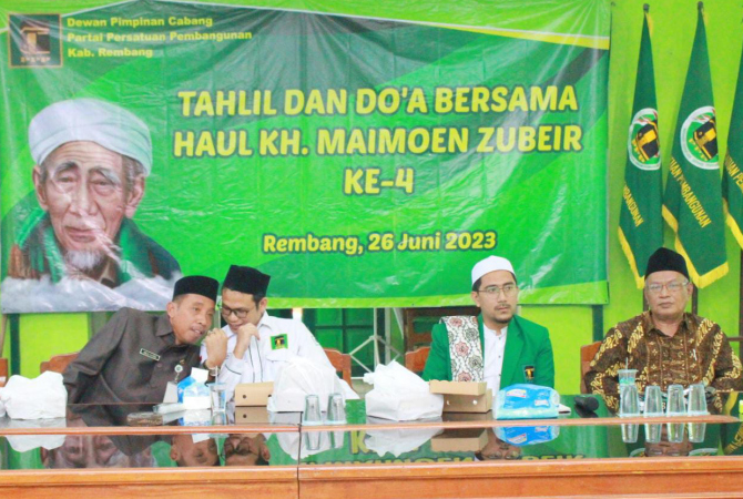 KENANG PERJUANGAN: Jajaran DPC PPP Rembang menggelar tahlil dan doa bersama memperingati haul ke 4 KH Maimoen Zubair baru-baru ini. (DPC PPP REMBANG FOR RADAR KUDUS)
