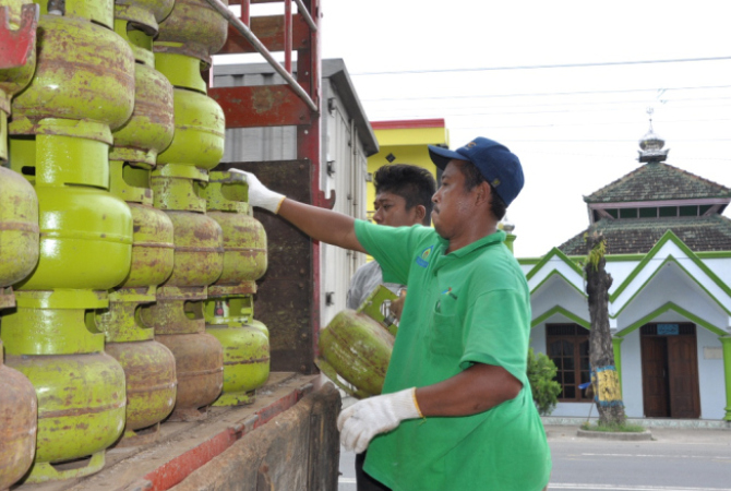 DISTRIBUSI : Petugas sedang mendistribusikan LPG 3 kilogram ke agen di wilayah Rembang.