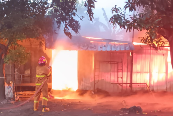 PADAMKAN: Petugas kebakaran mencoba memadamkan api usai PT. Diamond Black di Desa Jagong, Kunduran terbakar sejak Kamis (29/6) hingga Jumat (30/6). (AHMAD ZA