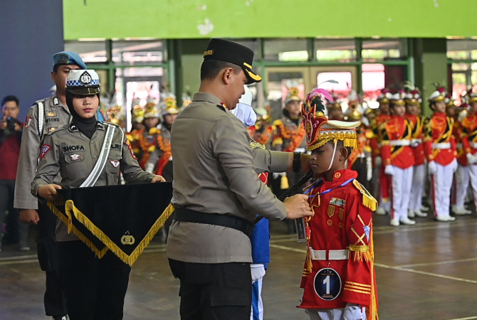 PENGHARGAAN: Kapolres Jepara AKBP Wahyu Nugroho Setyawan menyerahkan piala kepada pemenang kontes polisi cilik di Gedung Wanita RA Kartini, Selasa (20/6). (POLRES JEPARA FOR RADAR KUDUS) 