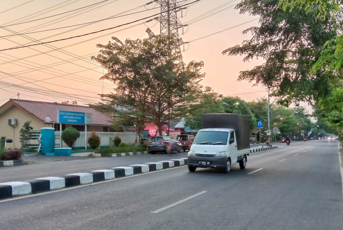 BATAL: Proyek jalur hijau di area Jalan Pemuda Rembang batal terealisasi lantaran tak ada anggaran dari dinas terkait. (VACHRY RINALDY L/RADAR KUDUS)