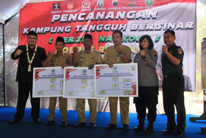 DEKLARASI: Wakil Bupati Rembang, Mochamad Hanies Cholil Barro’ didampingi Forkompimda pukul gong sebagai pembuka deklarasi kampung tangguh bersinar pada Senin (26/6). (WISNU AJI/RADAR KUDUS)