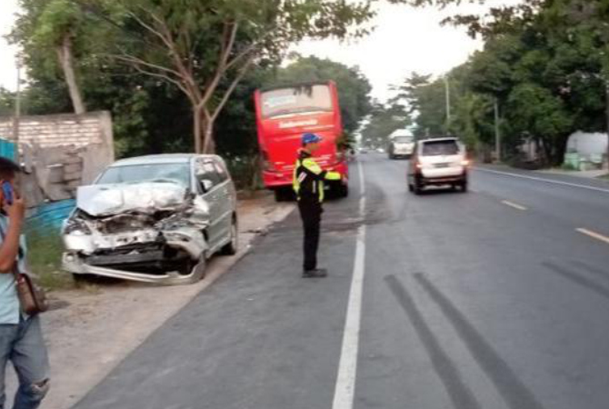 OLAH TKP: Petugas kepolisian melakukan olah TKP terjadinya kecelakaan yang melibatkan bus Indonesia dengan mobil Toyota Innova pada Rabu (29/6). (SATLANTAS POLRES REMBANG FOR RADAR KUDUS)