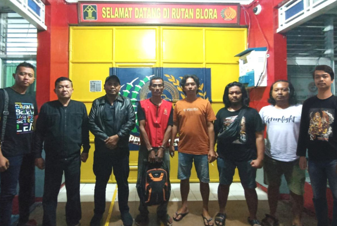 NGANDANG: Terdakwa kasus penimbunan kayu ilegal Kadiyono dijebloskan ke Rumah Tahanan Kelas IIB Blora Senin (26/6) malam. (KEJARI BLORA FOR RADAR KUDUS)