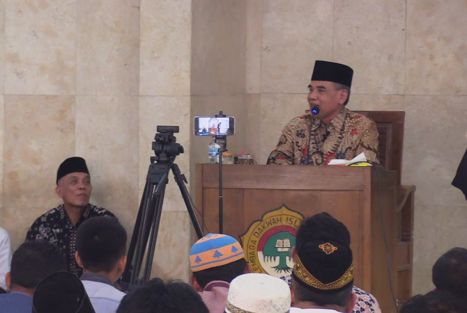 ISI TAUSIAH: Ketua MUI Rembang, Muhammad Faqih Mudawam Hadinagoro mengisi tausiah dalam pengajian rutin bulanan yang digelar oleh LDII Rembang pada Minggu (18/6). (ISTIMEWA)