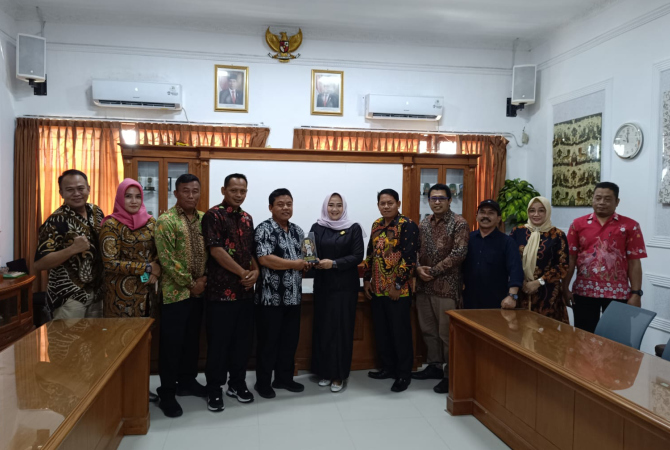 TUKAR CINDERAMATA: Ketua Komisi A DPRD Grobogan Musapak bersama jajaran DPRD Kota Cirebon dalam kunjungan kerja pada Senin (26/6). (KOMISI A FOR RADAR KUDUS)