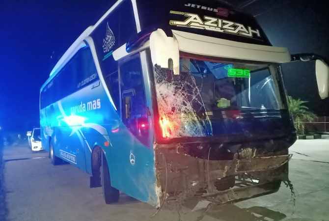 RUSAK: Kondisi Bus PO Garuda Mas nopol E-7536-KC rusak pada bagian depan usai mengalami kecelakaan lalu lintas di Jalan Raya Purwodadi-Semarang, tepatnya di depan pabrik Cargil Desa Harjowinangun Kecamatan Godong, Grobogan pada Minggu (11/6) sekira pukul
