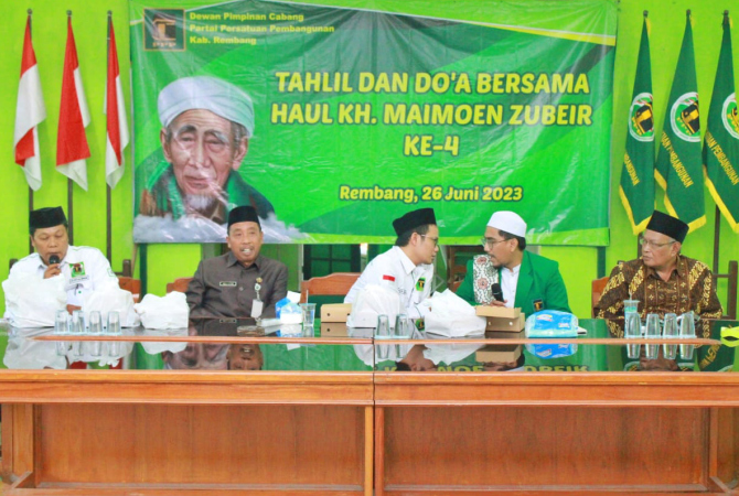 KENANG PERJUANGAN: Jajaran DPC PPP Rembang menggelar tahlil dan doa bersama memperingati haul ke 4 KH Maimoen Zubair baru-baru ini. (DPC PPP REMBANG FOR RADAR KUDUS)