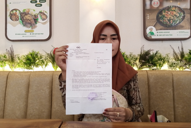 TUNJUKKAN: SB warga purwodadi pemilik mobil Honda CR V dengan nopol H 8089 FF menunjukan surat laporan kepolisian soal penggelapan mobil yang dilakukan oleh Kades Agungmulyo, Juwana pada Selasa (13/6). (EKO SANTOSO/RADAR KUDUS)