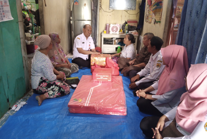DUKA: Kepala Disnakertrans Kabupaten Grobogan Teguh Harjokusumo bersama Kepala Dinas sosial mengunjungi keluarga almarhum di rumah kediamannya baru-baru ini. (EKO SANTOSO/RADAR KUDUS)