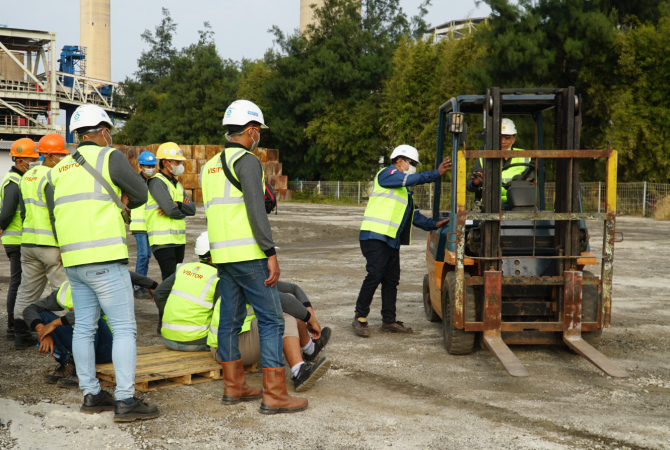 BERDAYAKAN MASYARAKAT: Peserta pelatihan dan sertifikasi K3 operator forklift saat praktik langsung. (PLTU UIK TANJUNG JATI B FOR RADAR KUDUS)