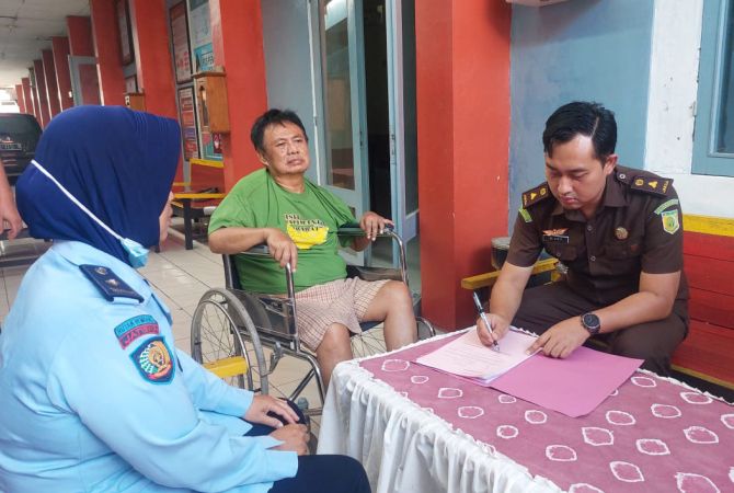 PASRAH: Mujoko, mantan Kepala DPUTaru Rembang mulai ditahan di Rutan Kelas II B Rembang pada Selasa (13/6). (KEJARI REMBANG FOR RADAR KUDUS)