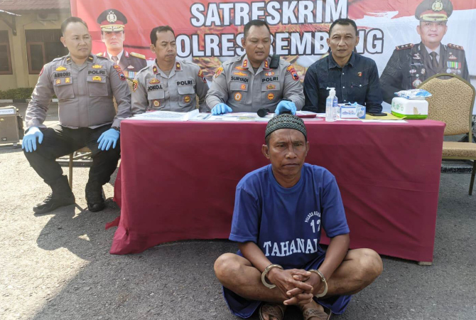 DIAMANKAN: Kapolres Rembang, AKBP Suryadi didampingi Kompol Joko Lelono, Kasatrekrim Polres Rembang, AKP Heri Dwi Utomo beserta tim mengamankan Y, 51, warga RT 13/RW 3, Desa Banowan, Kecamatan Sarang usai terlibat kasus TPPO di halaman Mapolres Rembang pa