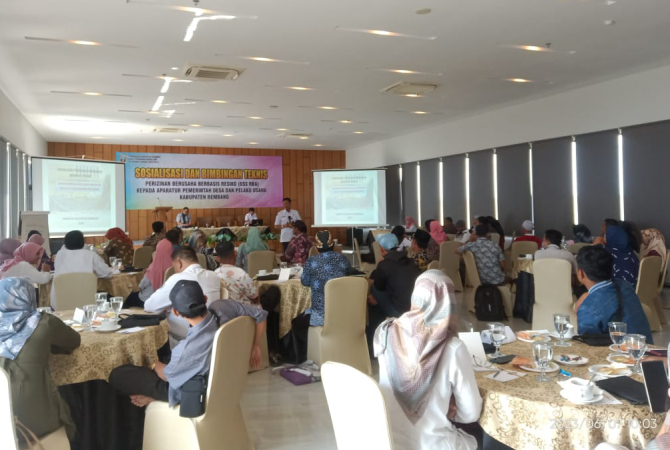 SOSIALISASI: Perangkat desa dan para pelaku usaha di Rembang mendapatkan sosialisasi terkait perizinan usaha yang akan menyentuh ke tingkat desa. (KOMINFO REMBANG FOR RADAR KUDUS)