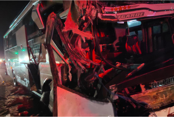 RINGSEK: Bus PO Subur Jaya ringsek usai mengalami kecelakaan di Tol Batang KM 279 pada Kamis (15/6) dini hari. (ISTIMEWA)