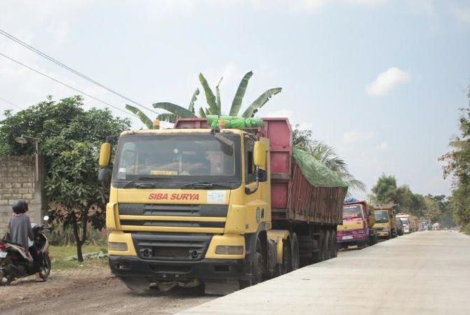 MERAYAP: Kendaraan berat dan tambang melintas di pinggir jalan Provinsi Sale yang mulai diperbaiki. (WISNU AJI/RADAR KUDUS)