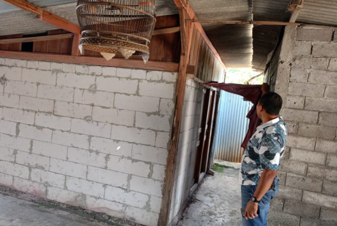 TEMPAT KEJADIAN: Salah satu warga menunjukan lokasi kos yang digunakan tersangka untuk hubungan intim oleh tersangka di Grobogan. (SIROJUL MUNIR/RADAR KUDUS )