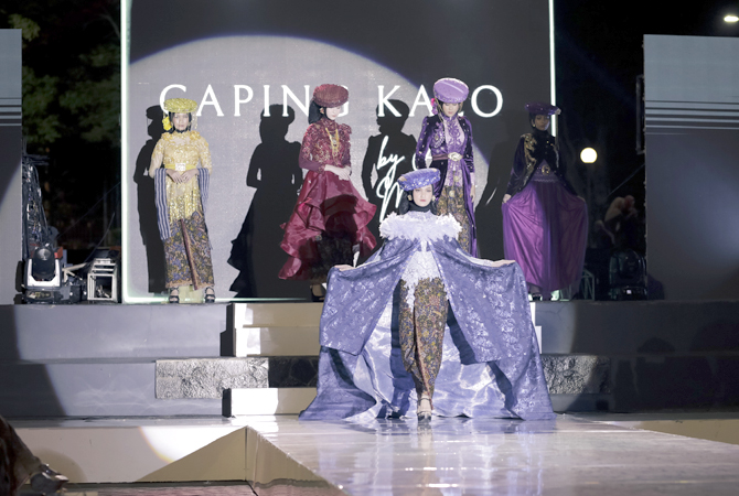 FASHION SHOW: Desain baju adat Kudus hasil karya Aris Magenta saat mengikuti Jateng Muslim Fashion Festival di Taman Indonesia Kaya baru-baru. (ARIS MAGENTA FOR RADAR KUDUS)