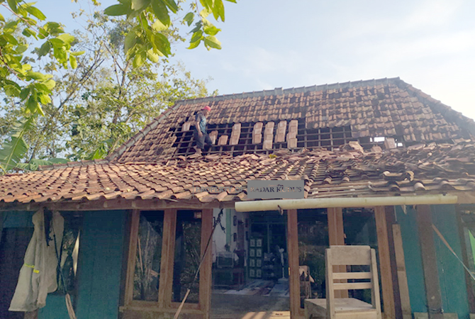 RUSAK: Sejumlah atap rumah di Dusun Ngampelan Desa Monggot Kecamatan Geyer rusak diterjang angin puting beliung. (INTAN MAYLANI SABRINA/RADAR KUDUS)