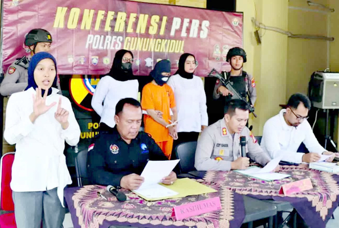 TERLILIT HUTANG: Warga Kapanewon Wonosari berinisial MDI,37, ditangkap Satuan Reserse dan Kriminal (Satreskrim) Polres Gunungkidul karen kasus dugaan pencurian sertifikat tanah. (Polres Gunungkidul)