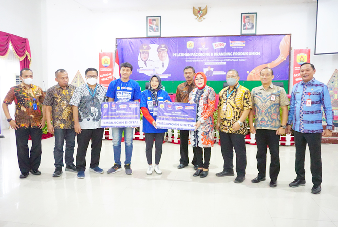 PEDULI: Perwakilan dari Indomaret didampingi Dinas Perindustrian dan Perdagangan serta Bupati Grobogan Sri Sumarni (empat dari kanan) saat menyerahkan timbangan digital ke peserta pelatihan, beberapa waktu lalu. (RIA FOR RADAR KUDUS)