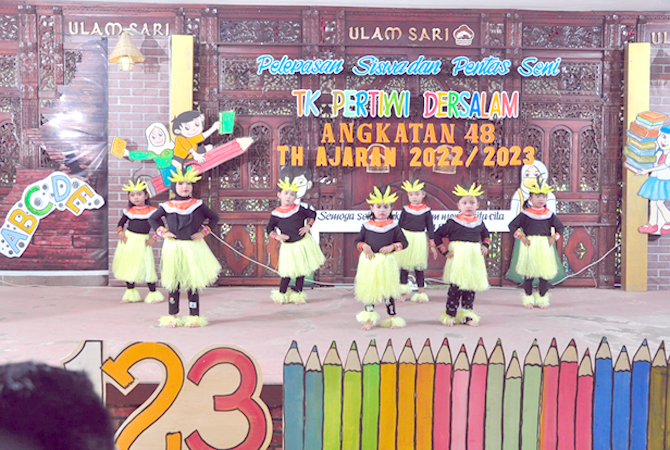 JOGET BERSAMA: Siswa TK Pertiwi Dersalam saat menampilkan tari yamko rambe yamko pada Minggu (25/6). (TK PERTIWI DERSALAM UNTUK RADAR KUDUS)