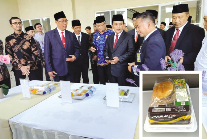 DIPERCAYA: Proses meal test pengadaan Snack Haji untuk Saudi Airlines. Produk ini sudah lolos kurasi ACS dan Saudi Airlines. (MUBAROOK FOOD FOR RADAR KUDUS)