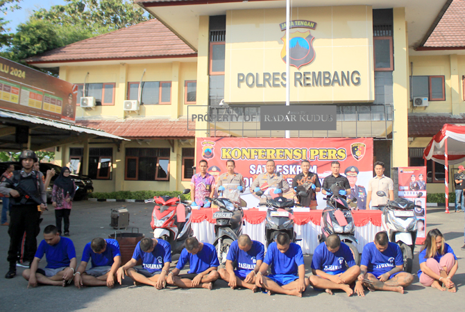 TUNJUKAN BARANG BUKTI: Kapolres Rembang, AKBP Suryadi didampingi Kasatreskrim Polres Rembang, AKP Heri Dwi Utomo menujukan barang bukti yang diamankan para pelaku pengeroyokan di halaman Mapolres Rembang, Jumat (9/6). (WISNU AJI/RADAR KUDUS)