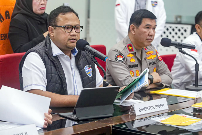 Karo Penmas Divisi Humas Polri Brigjen Pol Ahmad Ramadhan (kanan) bersama Direktur Tindak Pidana Siber Bareskrim Brigjen Pol Adi Vivid (kiri). (Salman Toyibi/ Jawa Pos)