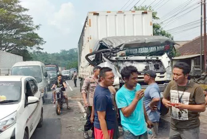 Kondisi truk tronton boks yang terlibat kecelakaan beruntun di Pantura Subah, Selasa (27/6). (RIYAN FADLI/JAWA POS RADAR SEMARANG)
