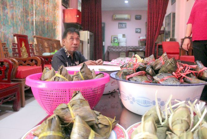 PEMBAGIAN: Bakcang dan Kwecang siap dibagikan setelah melaksanakan sembahyang di Kelenteng Dewa Obat welahan kemarin. (NIBROS HASSANI/ RADAR KUDUS)