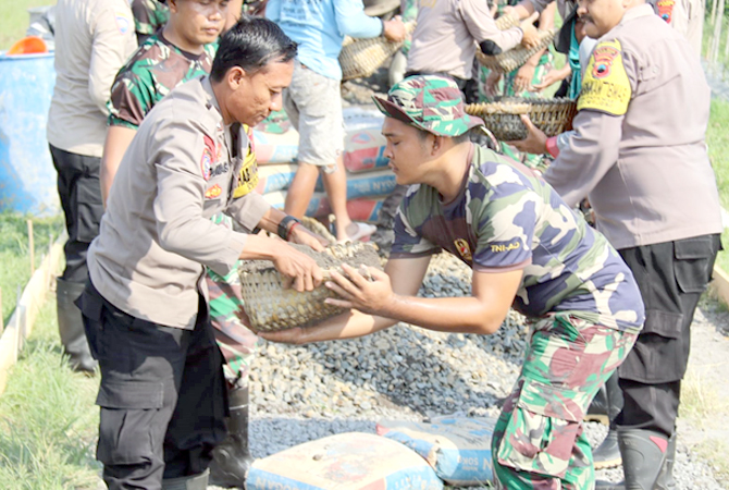 GOTONG ROYONG: Pihak TNI-Polri turut bahu membahu pada saat proses pembangunan JUT pada Mei lalu. (KODIM 0722/KUDUS FOR RADAR KUDUS)