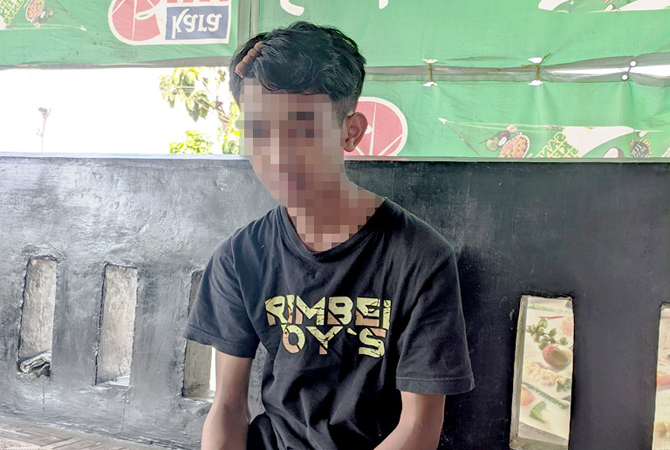 SYOK: Korban AS, 16 warga Sumberjo, Rembang, terlihat masih syok akibat terkena sabetan senjata tajam kemarin. (WISNU AJI/RADAR KUDUS)