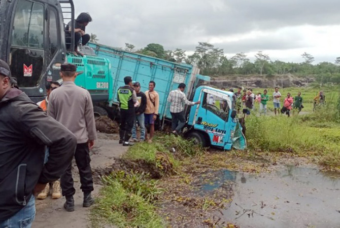 Proses evakuasi truk mutan pasir dan korban di Desa Sukorini, Kecamatan Manisrenggo.(Dok Polsek Manisrenggo dan TRC BPBD Klaten)