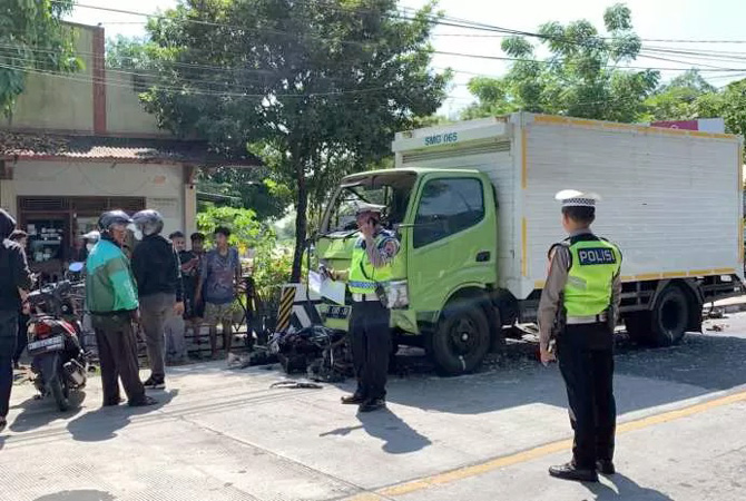 Pihak kepolisian saat olah TKP lakalantas di Jalan Tentara Pelajar, Desa Tambakrejo, Kecamatan Patebon, Kendal Kamis (29/6). (DEVI KHOFIFATUR RIZQI/ JAWA POS RADAR SEMARANG)