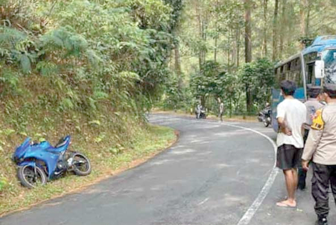 Suasana di lokasi usai sepeda motor hantam bus di Jalan Raya Paninggaran, Minggu (18/6). (Istimewa)