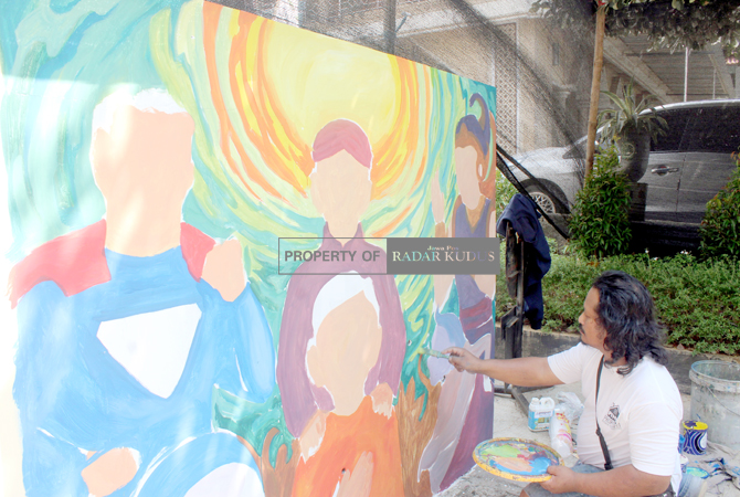 LOMBA: Peserta dari berbagai daerah di Jogja dan Jawa Tengah mengikuti lomba mural dengan tema kebudayaan kemarin. (NIBROS HASSANI/RADAR KUDUS)