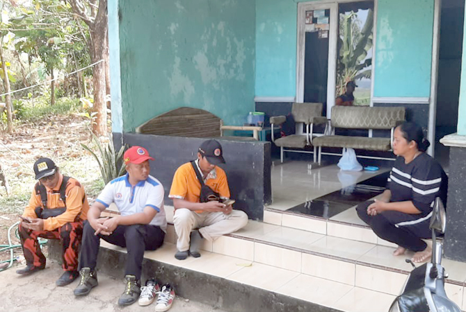 Koordinasi: Tim SAR berkoordinasi dengan keluarga nelayan yang hilang pada Rabu (21/6). (BPBD FOR JAWA POS RADAR KUDUS)
