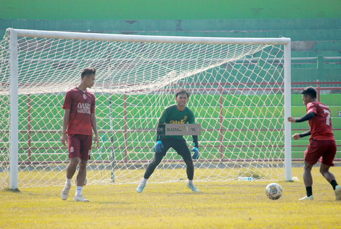 WAJAH LAMA: Mantan kiper Persijap musim 2019, Ridho Alwafa ikut latihan Persijap di Stadion Gelora Bumi Kartini (GBK) Jepara kemarin. (MOH. NUR SYAHRI MUHARROM/RADAR KUDUS)