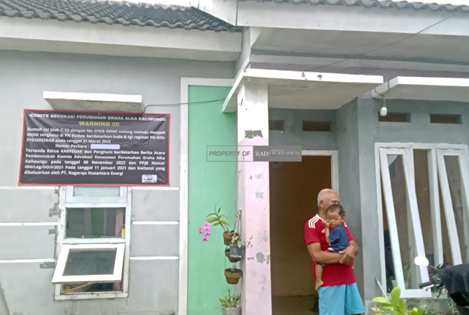 UPAYA HUKUM: Salah seorang penghuni Perumahan Graha Alka yang ditemui wartawan koran ini pada akhir Maret lalu. (ARIKA KHOIRIYA/RADAR KUDUS)
