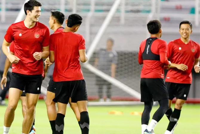 RILEKS: Elkan Baggott (kiri) bersama penggawa timnas lainnya menikmati sesi latihan ringan di Gelora Bung Tomo, Surabaya. (Angger Bondan/Jawa Pos)