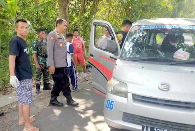 Petugas saat mengevakuasi jenazah korban dari dalam mobil. (Istimewa)