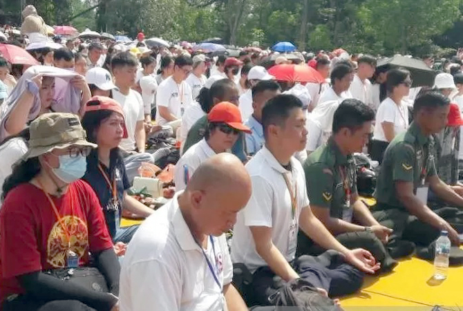 Umat Buddha melakukan detik-detik Waisak di halaman Candi Borobudur. (Heru Suyitno/Antara)