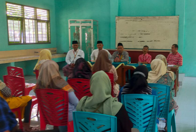 CARI SOLUSI: Dindikpora Rembang memfasilitasi pertemuan antara kepala sekolah dan panitia PPDB SMPN 5 Rembang dan SMP 4 Rembang untuk mencari solusi seputar zonasi PPDB SMP. (SMPN 5 REMBANG FOR RADAR KUDUS)