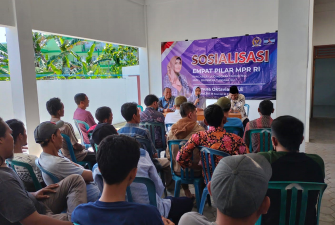 DIALOG: Anggota DPR RI Harmusa Oktaviani menggelar sosialisasi empat pilar MPR RI di Desa Pamotan, Rembang. (DOK. RADAR KUDUS)