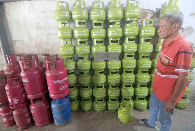 HARUS BELI DI PANGKALAN: Proses distribusi elpiji 3 kg dari agen ke pangkalan baru-baru ini. Bakal ada kebijkan baru tentang pembelian gas melon ini. (DONNY SETYAWAN/RADAR KUDUS)